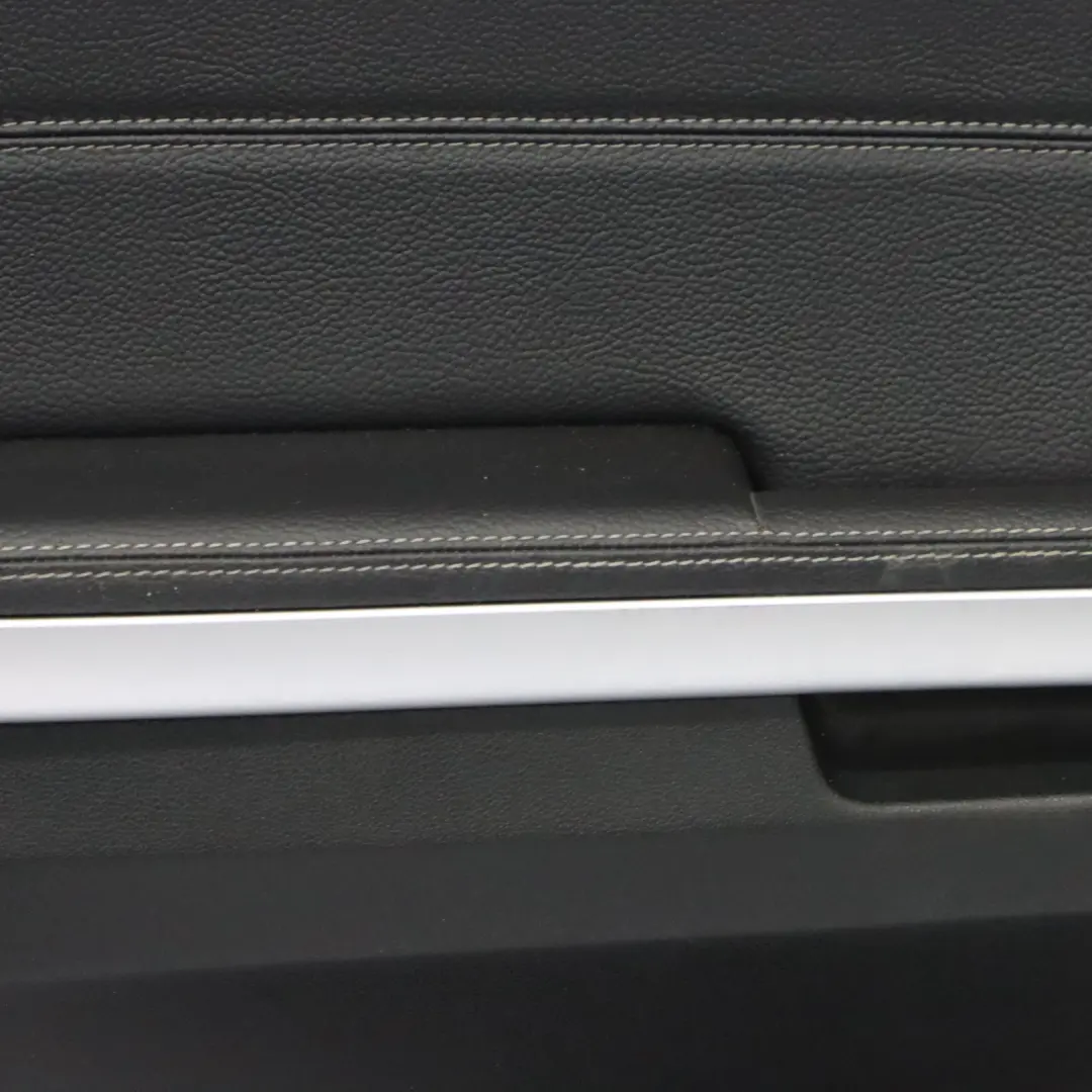 Boczek Drzwi Lewy Tył Listwa Srebrna Czarna Skóra do Mercedes GL X164 o numerze A1647300770 Mercedes GL X164 Boczek Drzwi Lewy Tył Listwa Srebrna Czarna Skóra - SKU A1647300770 - Numer Części A1647300770