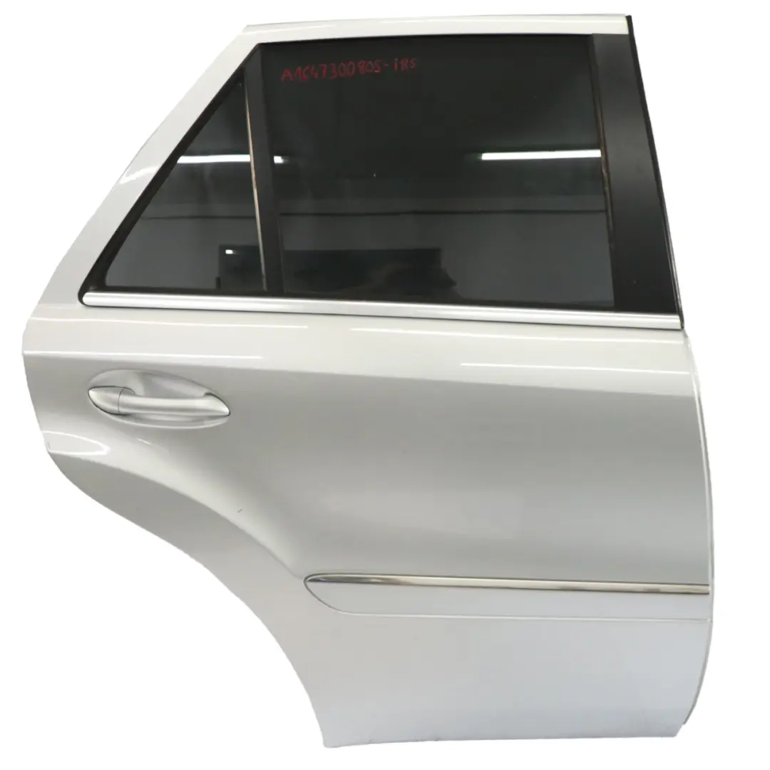 Tür Hinten Rechts Iridium Silber Metallic - 775 für Mercedes ML W164 mit Teilenummer A1647300805 Mercedes ML W164 Tür Hinten Rechts Iridium Silber Metallic - 775 - SKU A1647300805-IRS - Teilenummer A1647300805