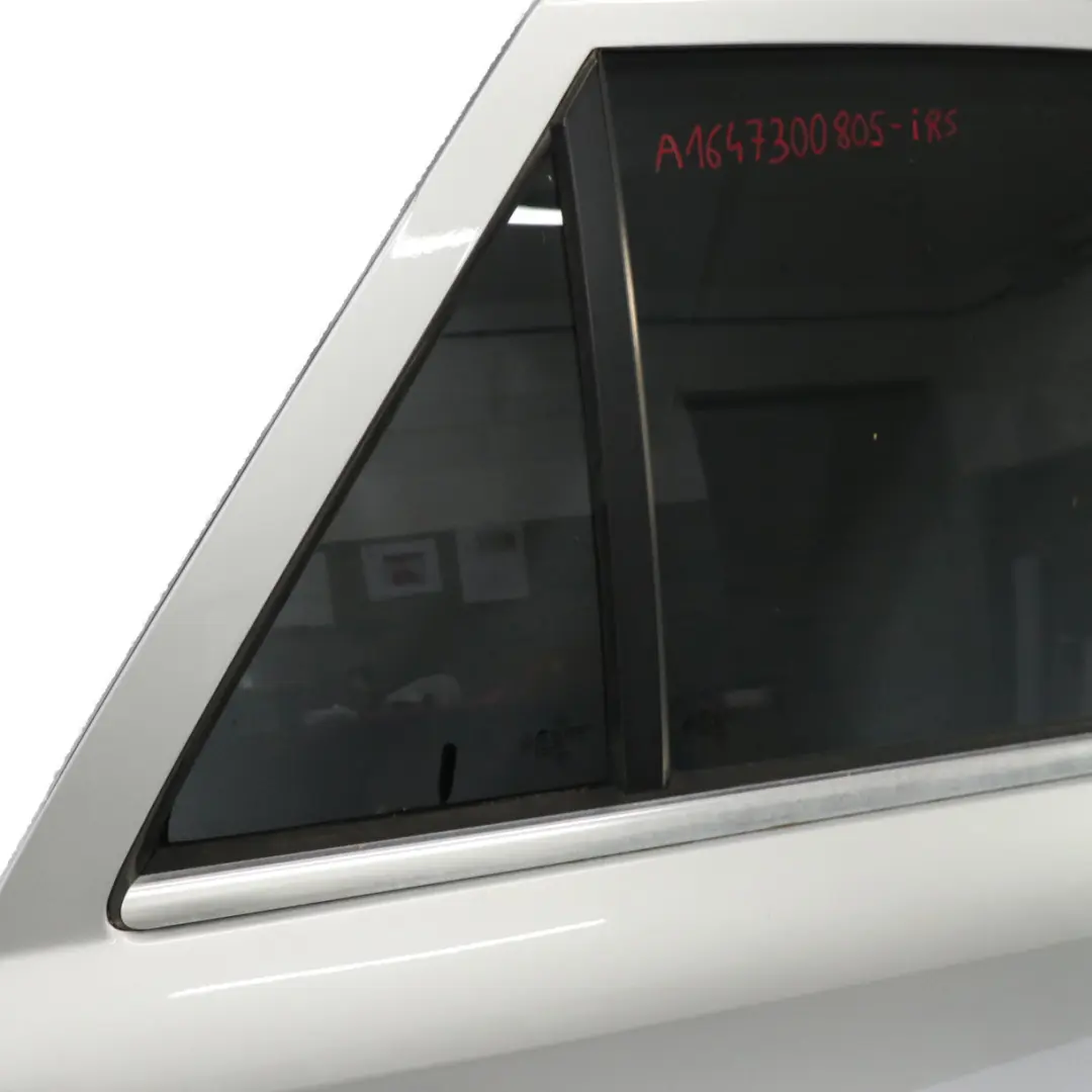 Puerta Trasera Derecha Iridium Silver Metallic - 775 para Mercedes ML W164 con número de pieza A1647300805 Mercedes ML W164 Puerta Trasera Derecha Iridium Silver Metallic - 775 - SKU A1647300805-IRS - Número de pieza A1647300805