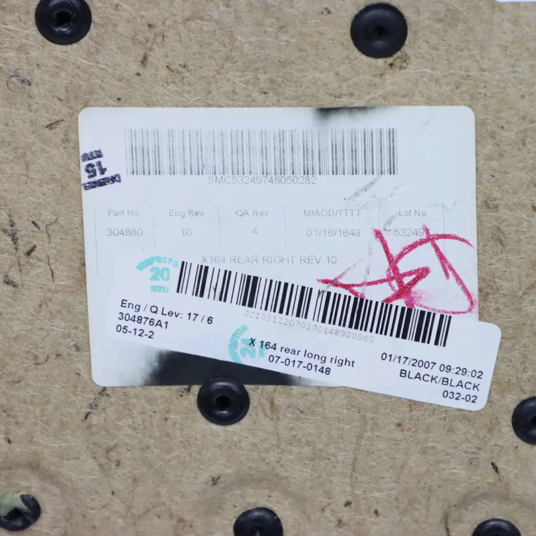 Boczek Osłona Drzwi Prawy Tył Srebrna Listwa Czarna Skóra do Mercedes GL X164 o numerze A1647300870 Mercedes GL X164 Boczek Osłona Drzwi Prawy Tył Srebrna Listwa Czarna Skóra - SKU A1647300870 - Numer Części A1647300870