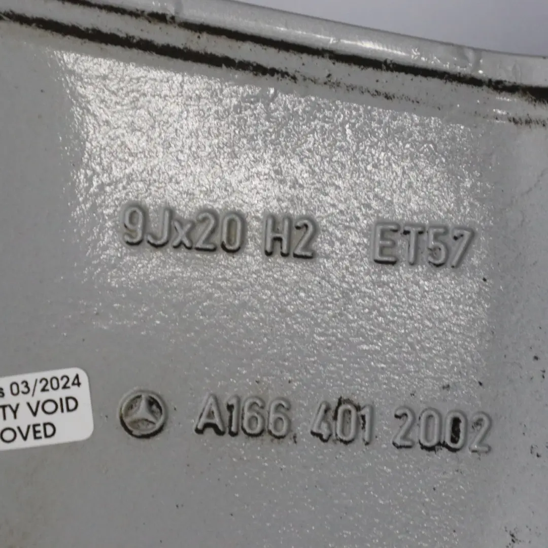 Argento AMG Cerchio in lega 20" 5 razze 9J ET:57 per Mercedes ML W166 con numero di parte A1664012002 Mercedes ML W166 Argento AMG Cerchio in lega 20" 5 razze 9J ET:57 - SKU A1664012002-1 - Numero di parte A1664012002