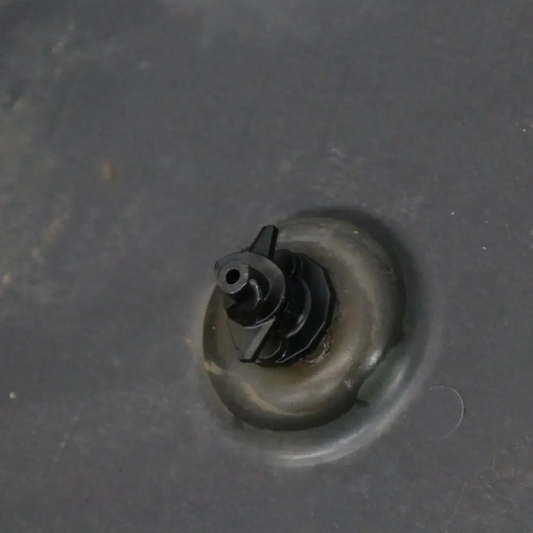 AdBlue Embellecedor de la cubierta combustible Diesel para Mercedes W166 con número de pieza A1666190538 Mercedes W166 AdBlue Embellecedor de la cubierta combustible Diesel - SKU A1666190538 - Número de pieza A1666190538