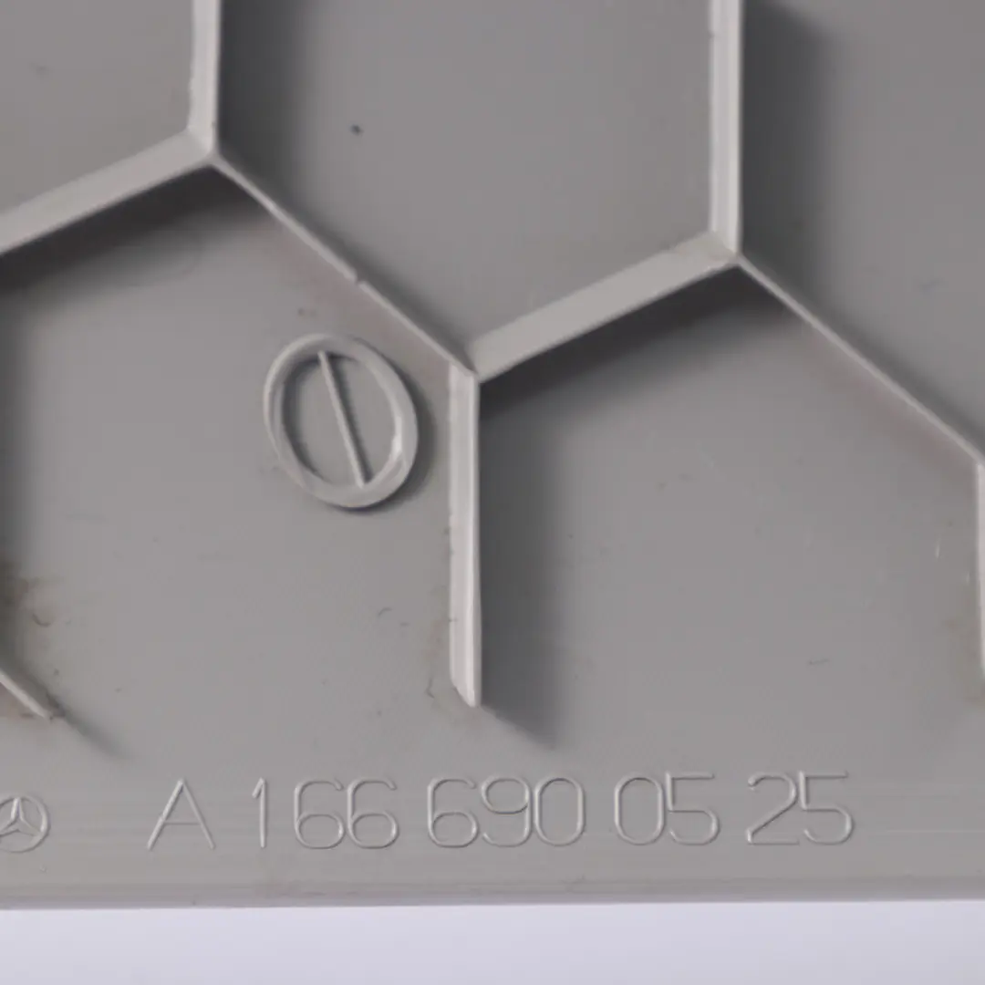 Tapa Pilar D Mercedes ML W166 Interior Trasero Izquierdo Gris para con número de pieza A1666900525 Tapa Pilar D Mercedes ML W166 Interior Trasero Izquierdo Gris - SKU A1666900525 - Número de pieza A1666900525