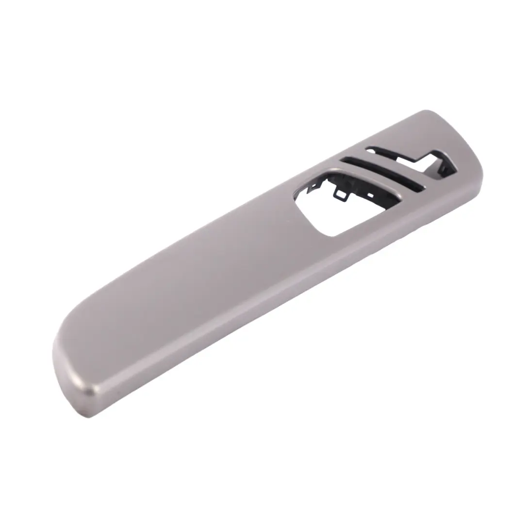 Tira de puerta delantera izquierda Decoración Trim para Mercedes ML W166 con número de pieza A1667200922 Mercedes ML W166 Tira de puerta delantera izquierda Decoración Trim - SKU A1667200922 - Número de pieza A1667200922