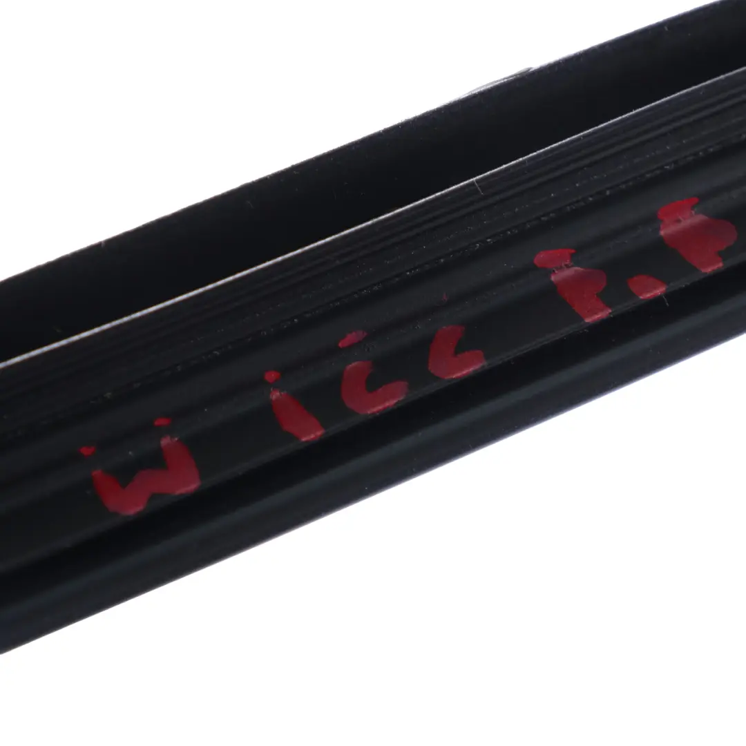 Striscia rivestimento finestrino anteriore destro Nero per Mercedes W166 con numero di parte A1667250465 Mercedes W166 Striscia rivestimento finestrino anteriore destro Nero - SKU A1667250465 - Numero di parte A1667250465