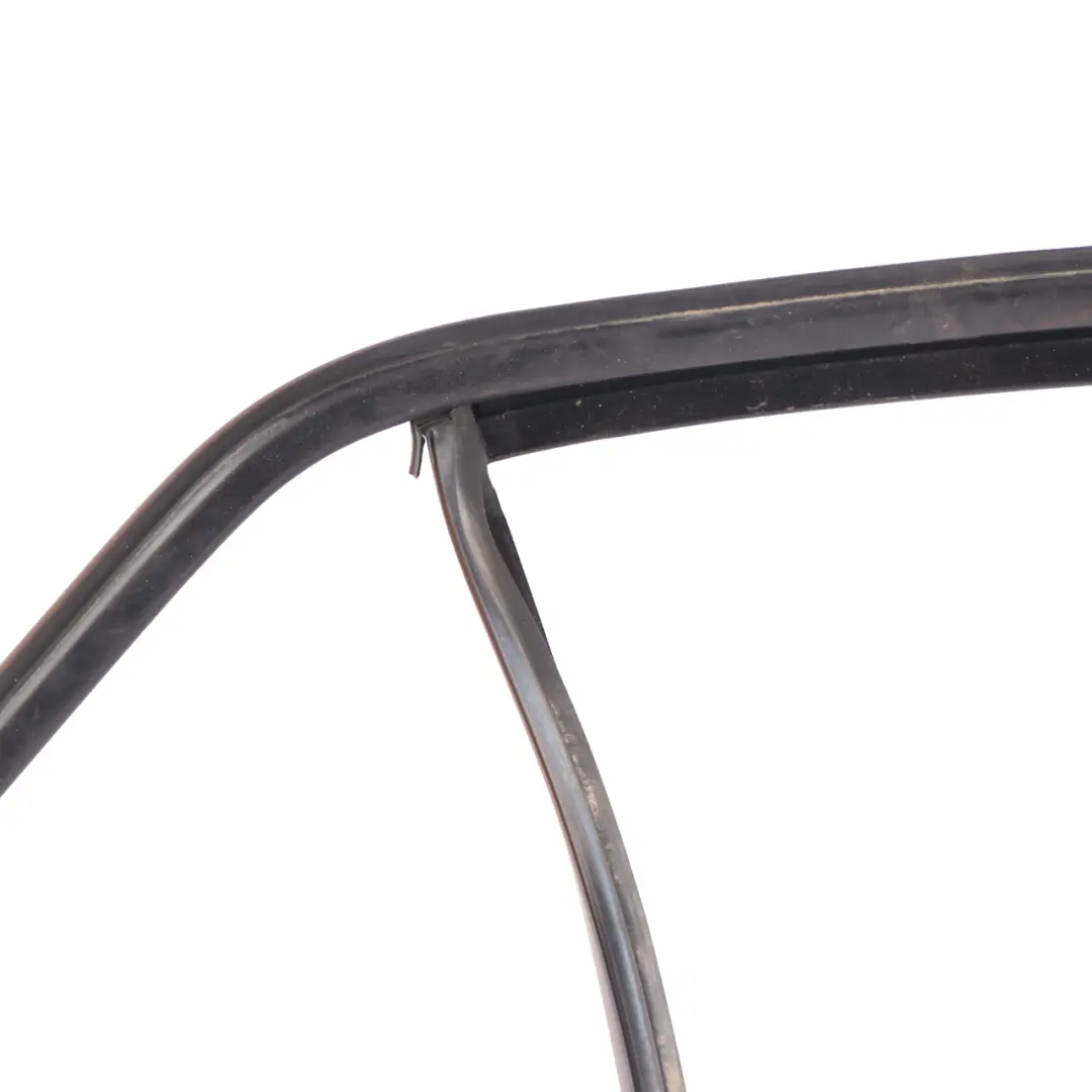 Guida per finestrini Mercedes ML W166 Porta posteriore destra Guarnizione guida per con numero di parte A1667351025 Guida per finestrini Mercedes ML W166 Porta posteriore destra Guarnizione guida - SKU A1667351025 - Numero di parte A1667351025