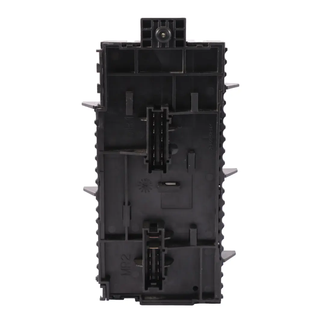  Caja de relés Mercedes ML W166 Compartimento del motor Módulo relés - SKU A1669063801 - Número de pieza A1669063801