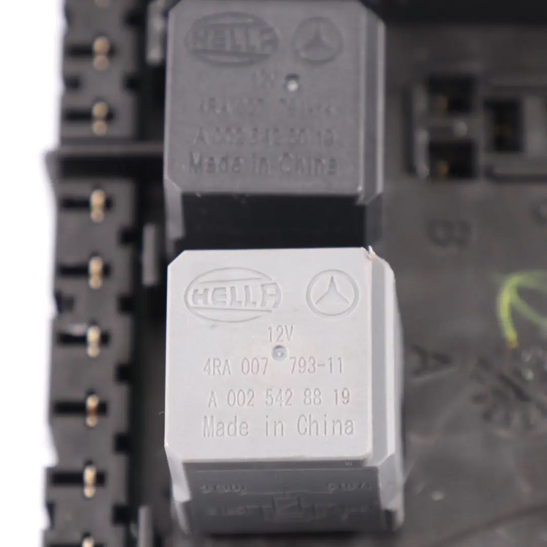 Mercedes ML W166 Relé Módulo Caja Debajo Asiento Trasero Derecho F4 - SKU A1669063901 - Número de pieza A1669063901