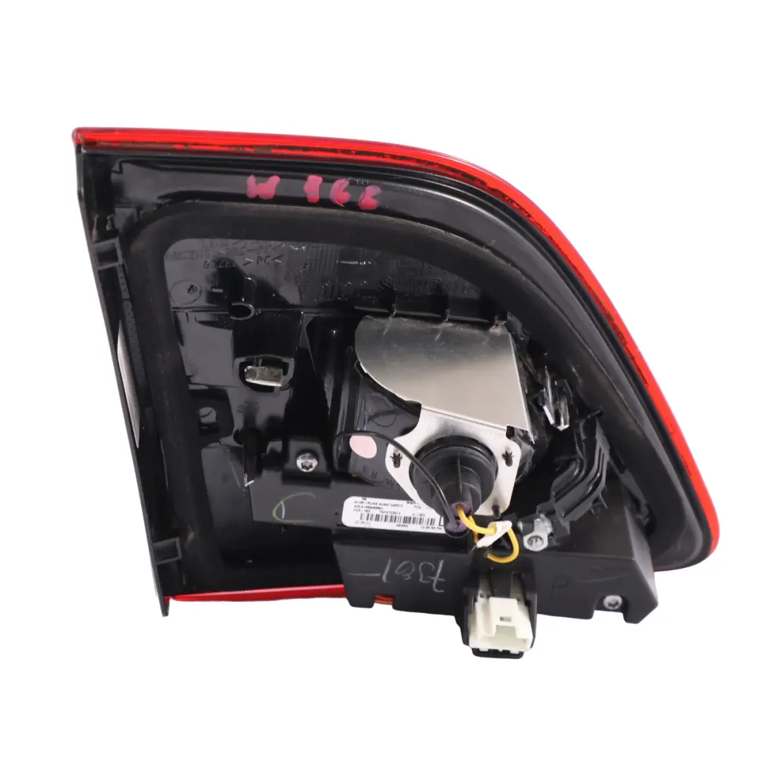 Feu arrière de coffre de hayon droit pour Mercedes ML W166 à propos du numéro de pièce A1669068801 Mercedes ML W166 Feu arrière de coffre de hayon droit - SKU A1669068801 - Numéro de pièce A1669068801