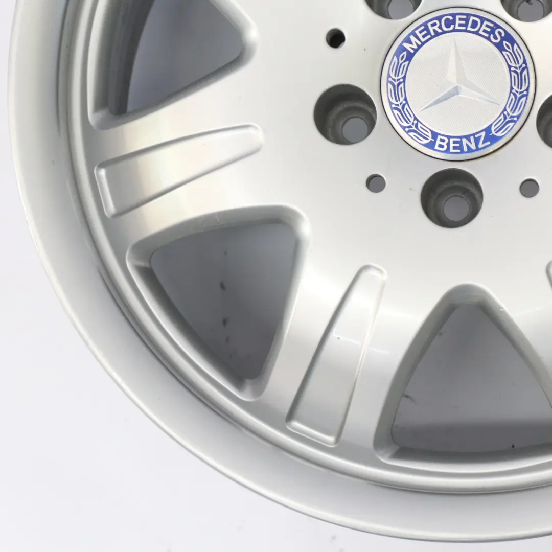 Silberne Leichtmetallfelge 16" 7J ET:34 7-Loch für Mercedes R171 mit Teilenummer A1714010902 Mercedes R171 Silberne Leichtmetallfelge 16" 7J ET:34 7-Loch - SKU A1714010902-1 - Teilenummer A1714010902