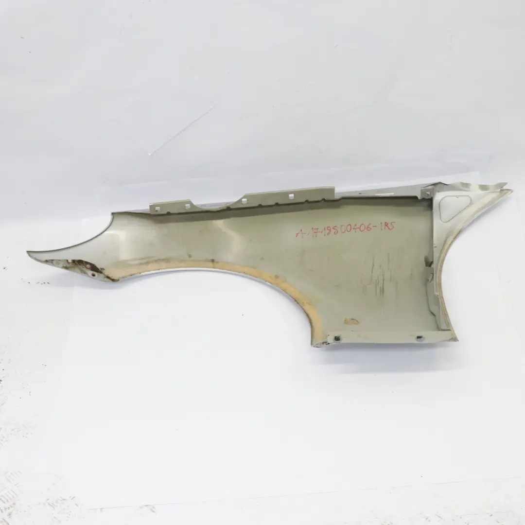 Aile Panneau Avant Droite Garniture latérale Iridium Silver 775 pour Mercedes R171 à propos du numéro de pièce A1718800406 Mercedes R171 Aile Panneau Avant Droite Garniture latérale Iridium Silver 775 - SKU A1718800406-IRS - Numéro de pièce A1718800406