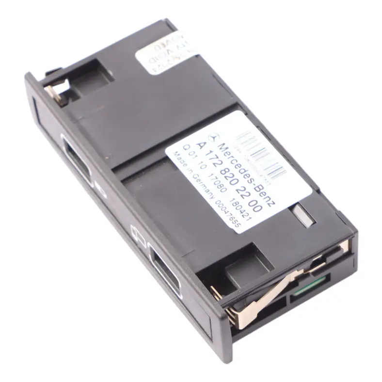 Gniazdo Port USB do Mercedes C117 X156 W176 o numerze A1728202200 Mercedes C117 X156 W176 Gniazdo Port USB - SKU A1728202200 - Numer Części A1728202200