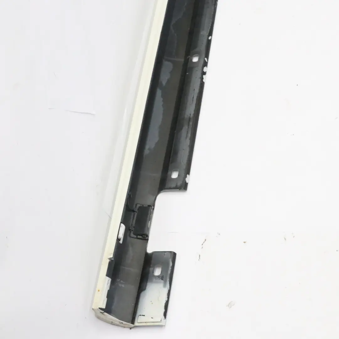 Couvercle de seuil de porte droite Calcite White - 650 pour Mercedes W176 AMG à propos du numéro de pièce A1766980154 Mercedes W176 AMG Couvercle de seuil de porte droite Calcite White - 650 - SKU A1766980154-CW - Numéro de pièce A1766980154