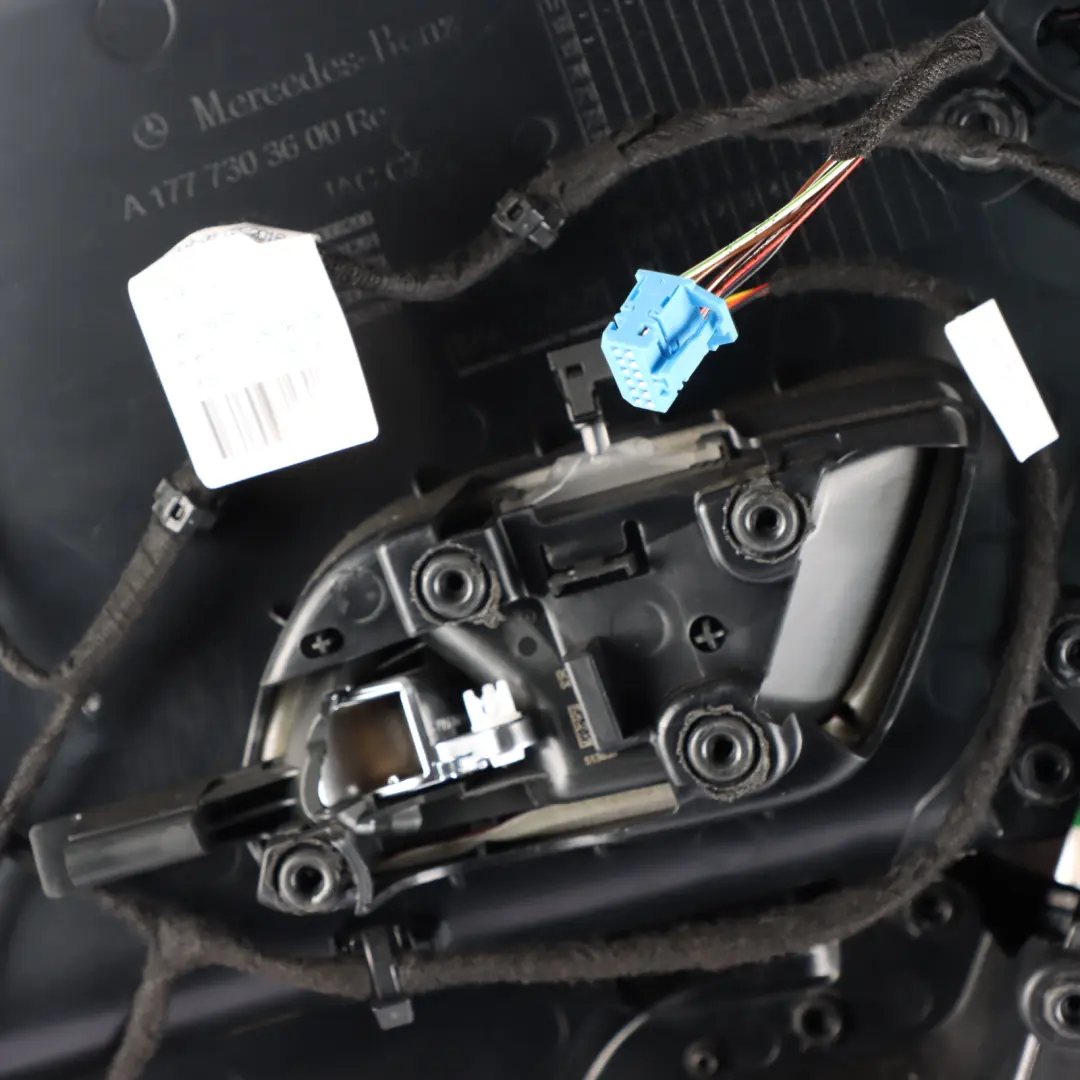 Boczek Panel Drzwi Prawy Tył Imitacja Skóry Czarna do Mercedes W177 o numerze A1777301402 Mercedes W177 Boczek Panel Drzwi Prawy Tył Imitacja Skóry Czarna - SKU A1777301402-1 - Numer Części A1777301402