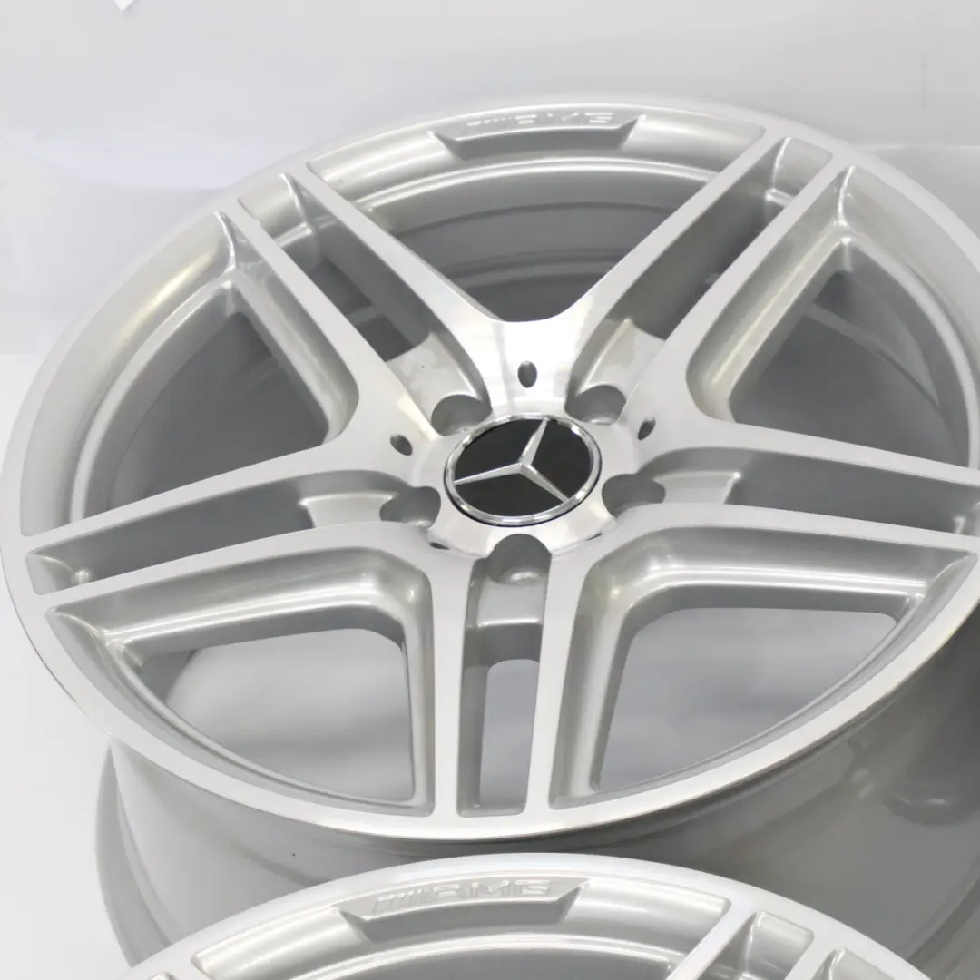 Silber AMG Komplett satz 4x Leicht metall felge 18" für Mercedes W204 mit Teilenummer A2044014102 Mercedes W204 Silber AMG Komplett satz 4x Leicht metall felge 18" - SKU A2044014102-A2044014202 - Teilenummer A2044014102