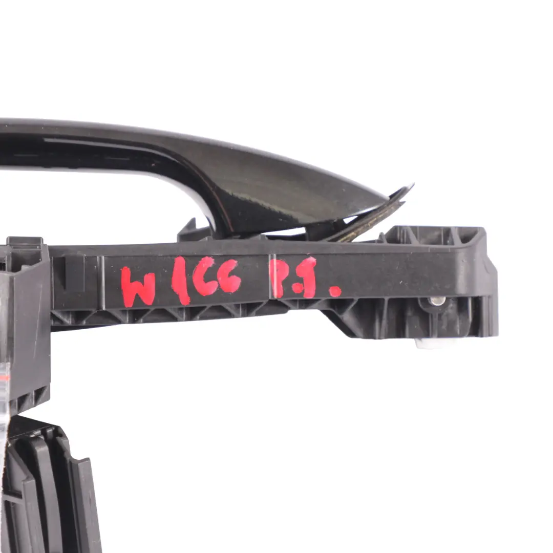 Poignée de porte arrière droite noir obsidien métallisé - 197 pour Mercedes W204 à propos du numéro de pièce A2047602434 Mercedes W204 Poignée de porte arrière droite noir obsidien métallisé - 197 - SKU A2047602434-OB2 - Numéro de pièce A2047602434
