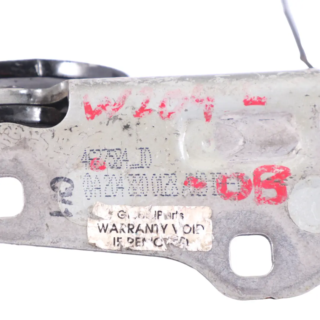 Zawias Maski Lewy Obsidian Czarny do Mercedes W204 o numerze A2048800128 Mercedes W204 Zawias Maski Lewy Obsidian Czarny - SKU A2048800128-OB - Numer Części A2048800128