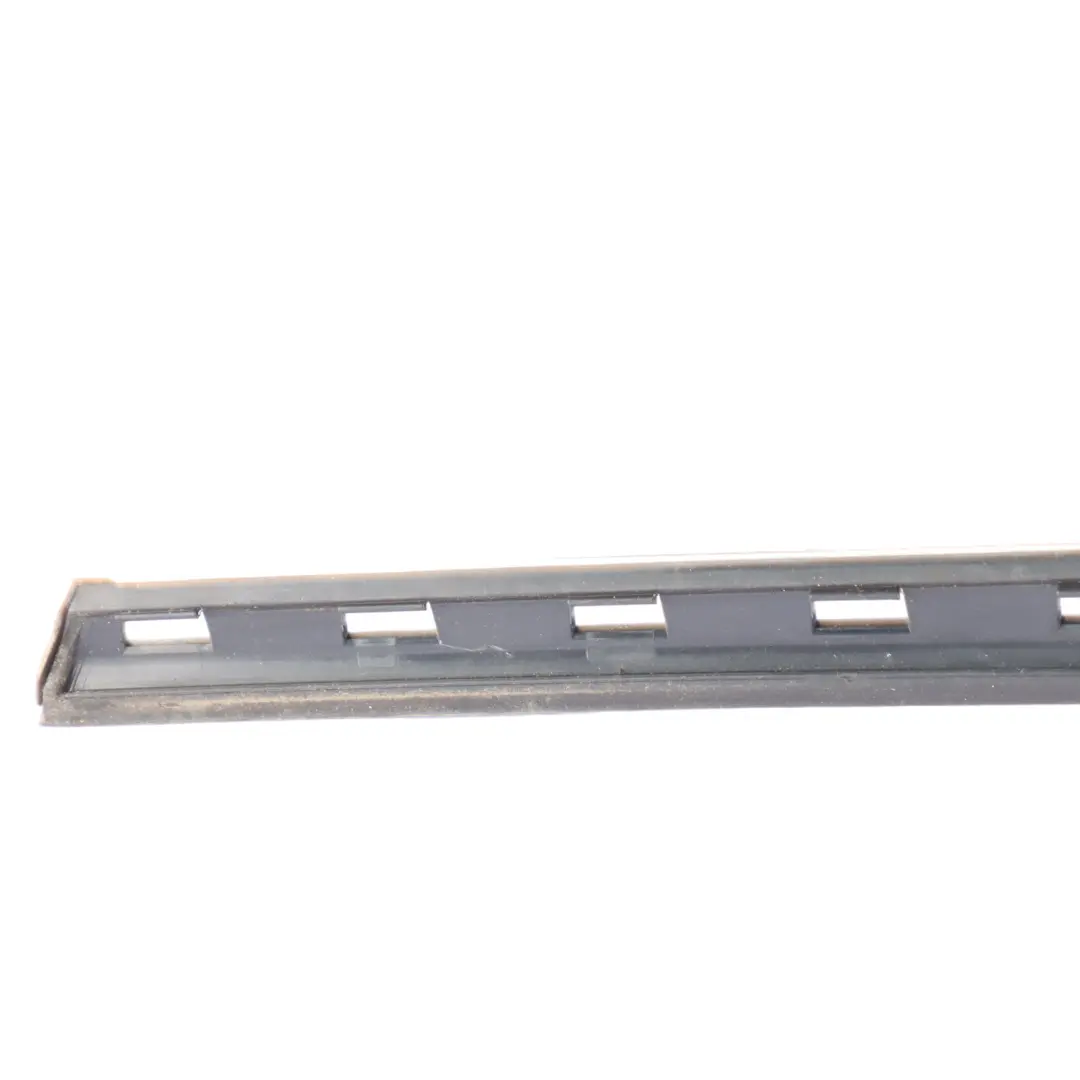 Anteriore Sinistro Vetro Guarnizione Guida Finestra per Mercedes A205 con numero di parte A2056730365 Mercedes A205 Anteriore Sinistro Vetro Guarnizione Guida Finestra - SKU A2056730365 - Numero di parte A2056730365