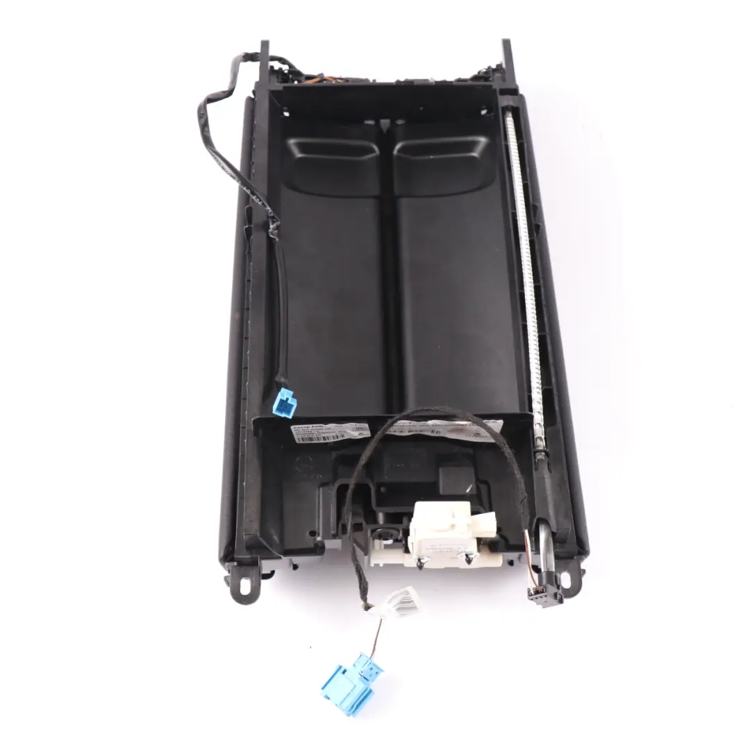 Compartiment de rangement Mercedes A205 Console centrale garniture pour à propos du numéro de pièce A2056800896 Compartiment de rangement Mercedes A205 Console centrale garniture - SKU A2056800896 - Numéro de pièce A2056800896