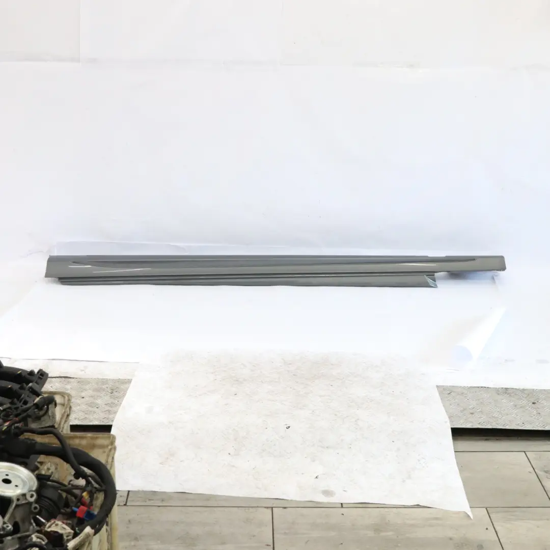 Mercedes W205 Faldón lateral izquierdo Cubre umbral de puerta Gris selenita 992 - SKU A2056981354-SEL1 - Número de pieza A2056981354