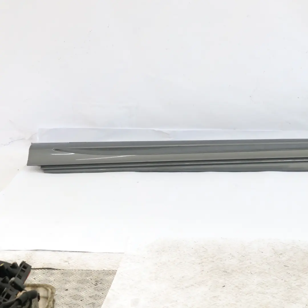 Gonna laterale sinistra copri soglia porta Grigio Selenite - 992 per Mercedes W205 con numero di parte A2056981354 Mercedes W205 Gonna laterale sinistra copri soglia porta Grigio Selenite - 992 - SKU A2056981354-SEL1 - Numero di parte A2056981354