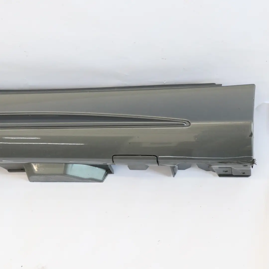 Gonna laterale sinistra copri soglia porta Grigio Selenite - 992 per Mercedes W205 con numero di parte A2056981354 Mercedes W205 Gonna laterale sinistra copri soglia porta Grigio Selenite - 992 - SKU A2056981354-SEL1 - Numero di parte A2056981354