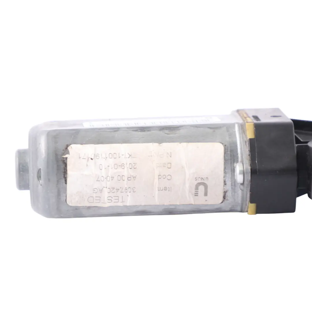 Mercedes C205 Moteur d'alimentation de ceinture avant droite - SKU A2058600282 - Numéro de pièce A2058600282