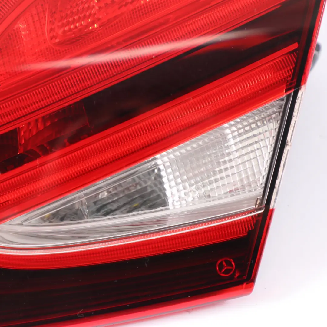 Lampa W Klapę Prawy Tył Prawa Tylna do Mercedes C205 o numerze A2059063805 Mercedes C205 Lampa W Klapę Prawy Tył Prawa Tylna - SKU A2059063805 - Numer Części A2059063805