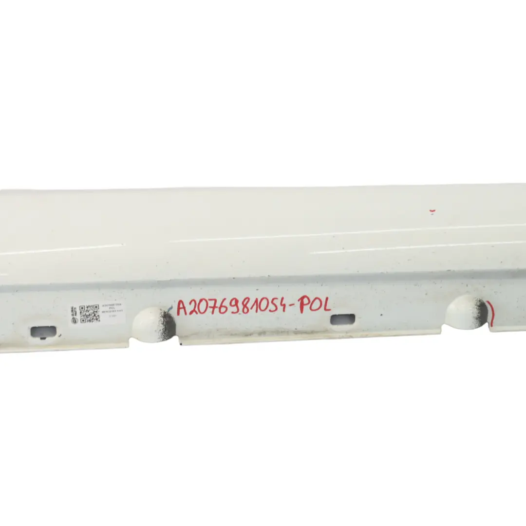 Faldón lateral Tapa umbral puerta Derecha Polar White - 149 para Mercedes A207 Cabrio con número de pieza A2076981054 Mercedes A207 Cabrio Faldón lateral Tapa umbral puerta Derecha Polar White - 149 - SKU A2076981054-POL - Número de pieza A2076981054
