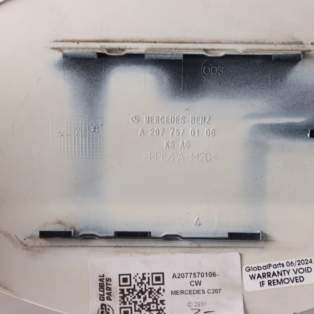 W207 C207 Kraftstofftankklappe Abdeckung Calcit Weiß-650 für Mercedes mit Teilenummer A2077570106 Mercedes W207 C207 Kraftstofftankklappe Abdeckung Calcit Weiß-650 - SKU A2077570106-CW - Teilenummer A2077570106