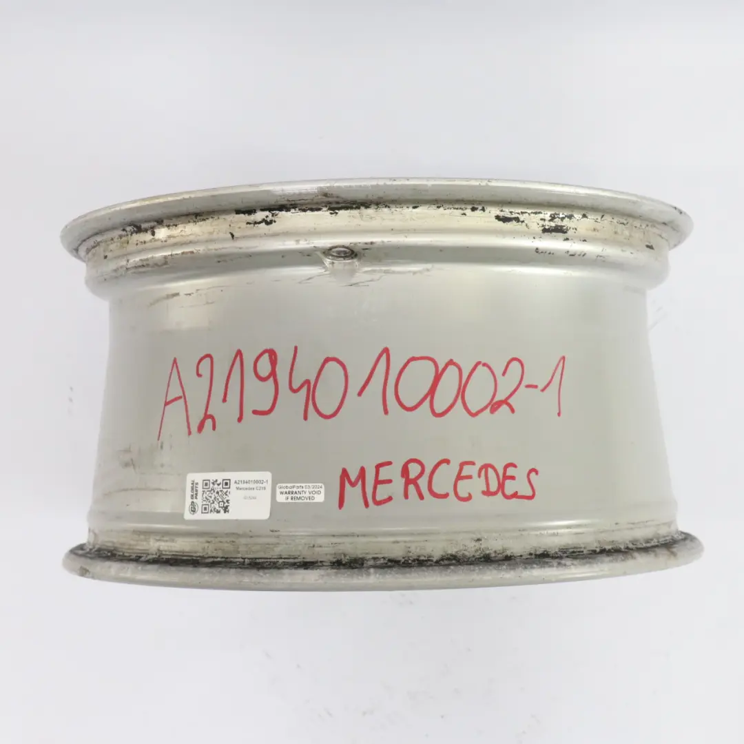 Silberne Leicht metall felge vorne 17" 8,5J ET:28 für Mercedes CLS C219 mit Teilenummer A2194010002 Mercedes CLS C219 Silberne Leicht metall felge vorne 17" 8,5J ET:28 - SKU A2194010002-1 - Teilenummer A2194010002