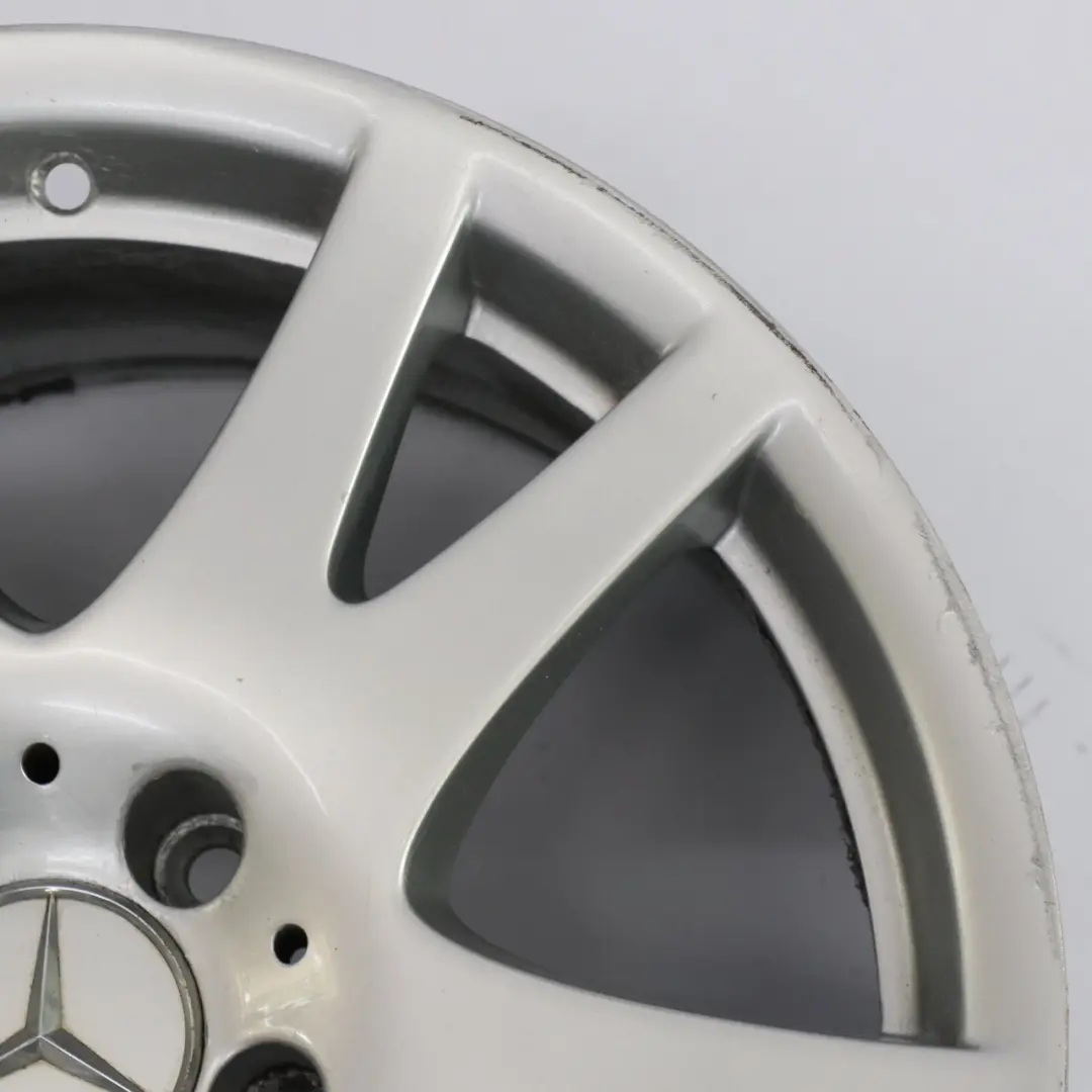 Jante alliage avant argent 17" 8,5J ET:28 pour Mercedes CLS C219 à propos du numéro de pièce A2194010002 Mercedes CLS C219 Jante alliage avant argent 17" 8,5J ET:28 - SKU A2194010002-1 - Numéro de pièce A2194010002