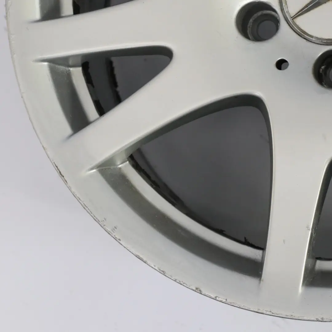 Jante alliage avant argent 17" 8,5J ET:28 pour Mercedes CLS C219 à propos du numéro de pièce A2194010002 Mercedes CLS C219 Jante alliage avant argent 17" 8,5J ET:28 - SKU A2194010002-1 - Numéro de pièce A2194010002