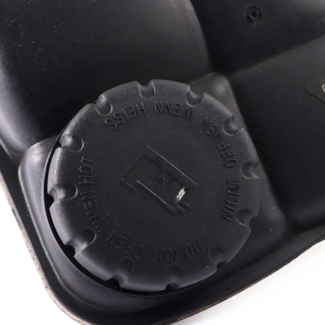 Réservoir expansion liquide refroidissement du moteur pour Mercedes W251 à propos du numéro de pièce A2515000049 Mercedes W251 Réservoir expansion liquide refroidissement du moteur - SKU A2515000049 - Numéro de pièce A2515000049