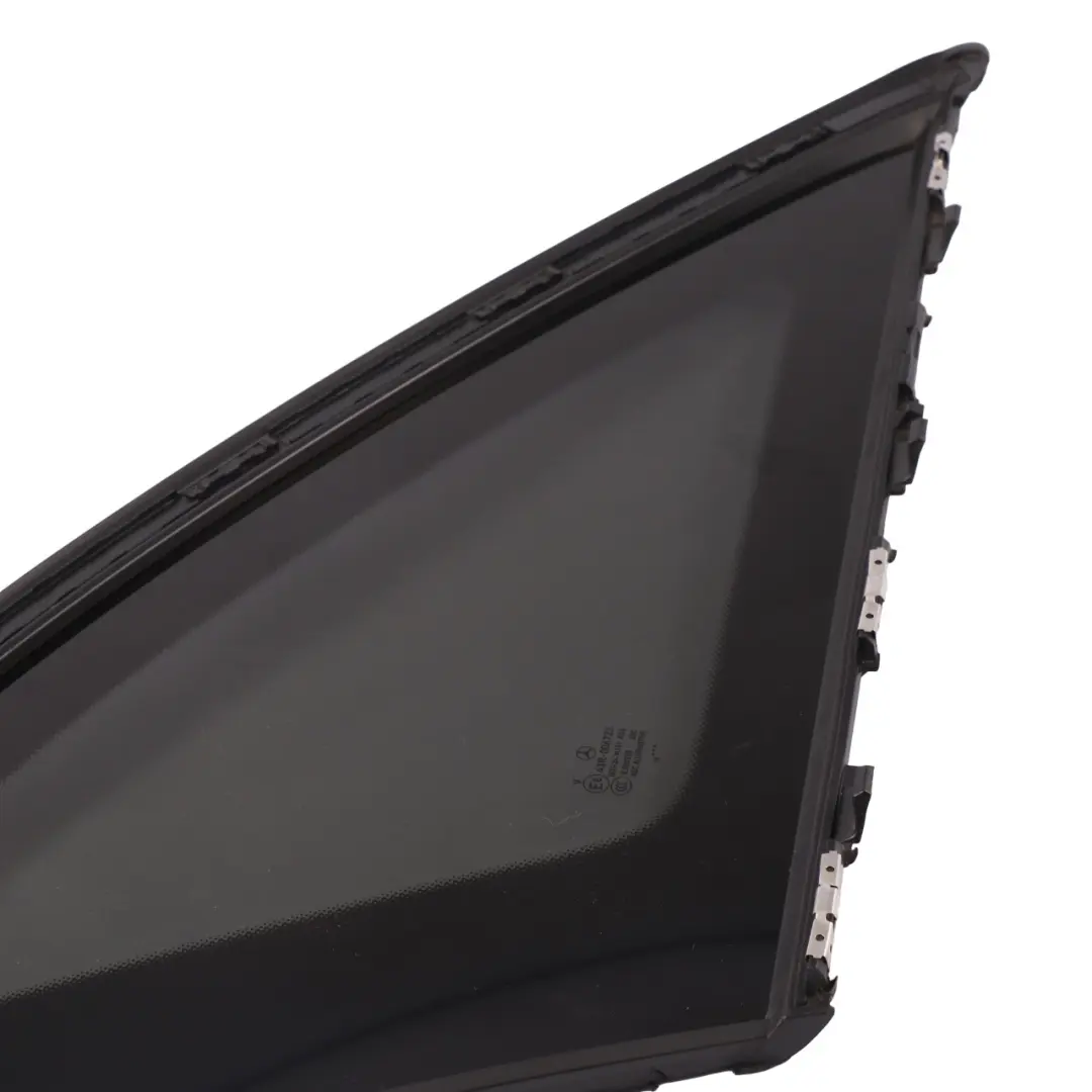 Vetro Finestra Posteriore Sinistra Lato Nero AS3 per Mercedes GLC X253 con numero di parte A2536706700 Mercedes GLC X253 Vetro Finestra Posteriore Sinistra Lato Nero AS3 - SKU A2536706700 - Numero di parte A2536706700