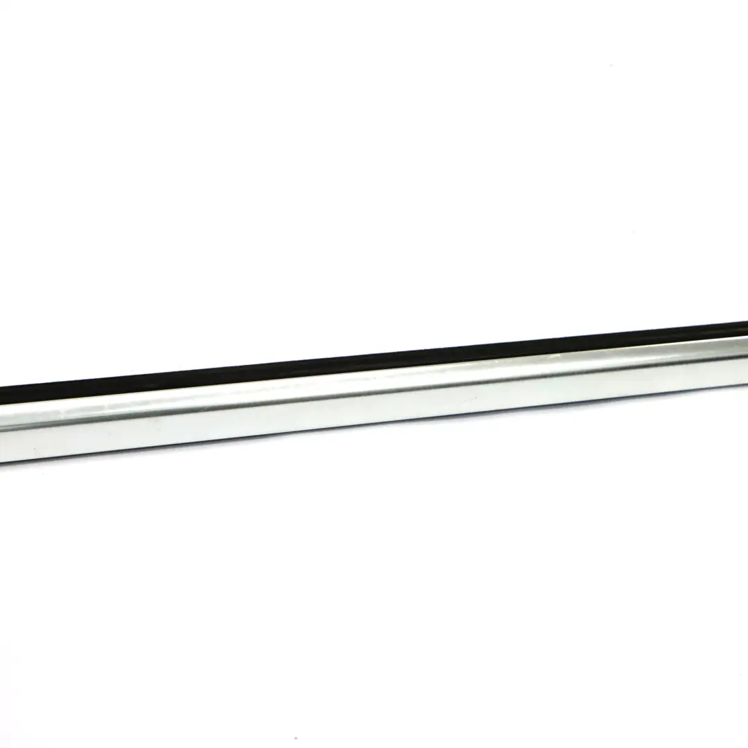 Delantero Puerta Ventana Tira Recorte Derecho Cromo para Mercedes X253 con número de pieza A2537207605 Mercedes X253 Delantero Puerta Ventana Tira Recorte Derecho Cromo - SKU A2537207605 - Número de pieza A2537207605