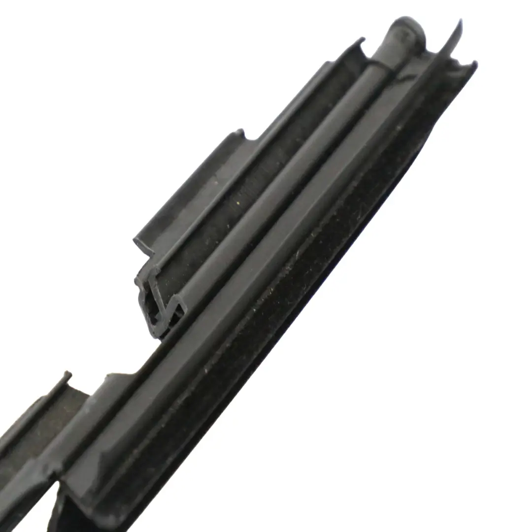 Guida Finestra Striscia Porta Posteriore Destra per Mercedes GLC X253 con numero di parte A2537350201 Mercedes GLC X253 Guida Finestra Striscia Porta Posteriore Destra - SKU A2537350201 - Numero di parte A2537350201
