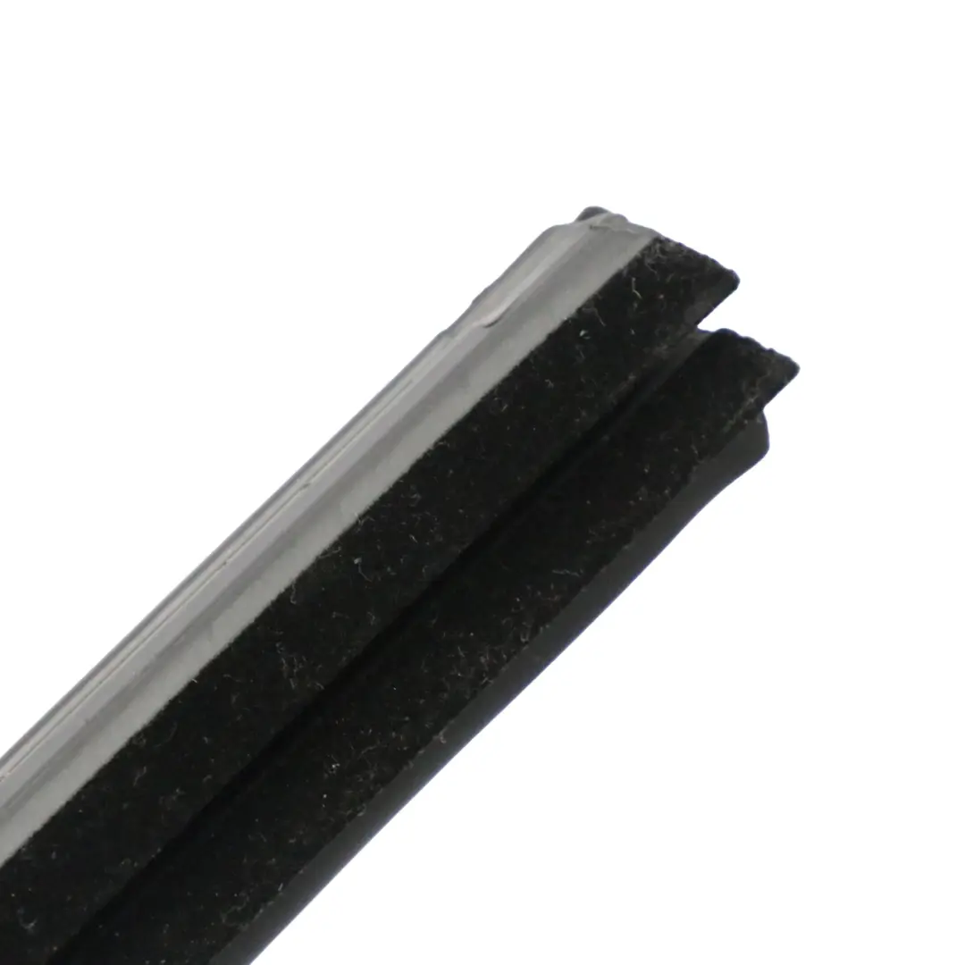Guida Finestra Striscia Porta Posteriore Destra per Mercedes GLC X253 con numero di parte A2537350201 Mercedes GLC X253 Guida Finestra Striscia Porta Posteriore Destra - SKU A2537350201 - Numero di parte A2537350201