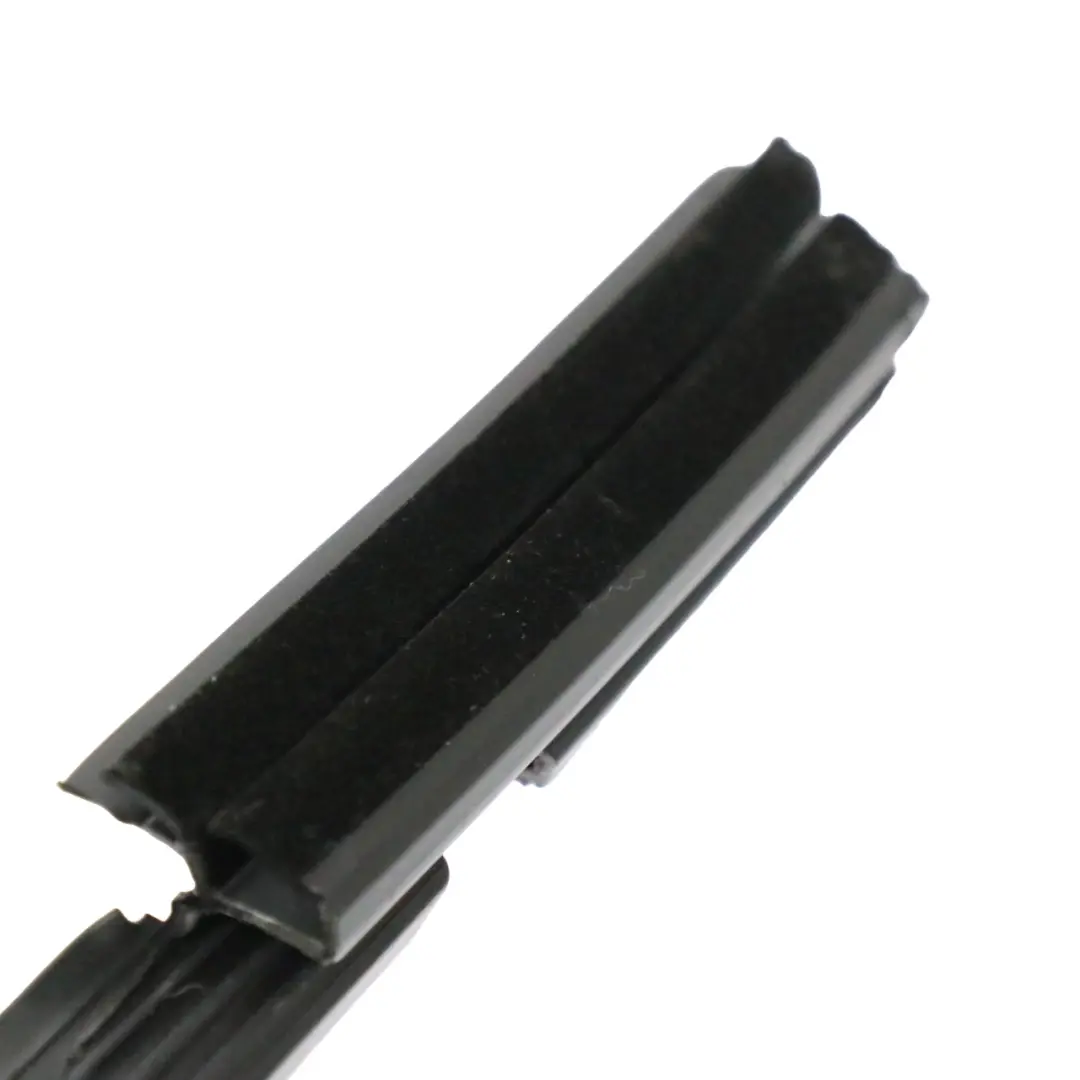 Guida Finestra Striscia Porta Posteriore Destra per Mercedes GLC X253 con numero di parte A2537350201 Mercedes GLC X253 Guida Finestra Striscia Porta Posteriore Destra - SKU A2537350201 - Numero di parte A2537350201