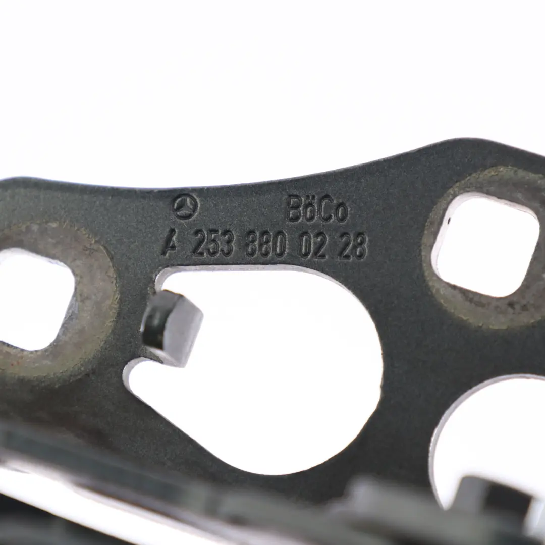 Cerniera cofano motore destra Grigio Selenite 992 per Mercedes GLC X253 con numero di parte A2538800228 Mercedes GLC X253 Cerniera cofano motore destra Grigio Selenite 992 - SKU A2538800228-SEL - Numero di parte A2538800228