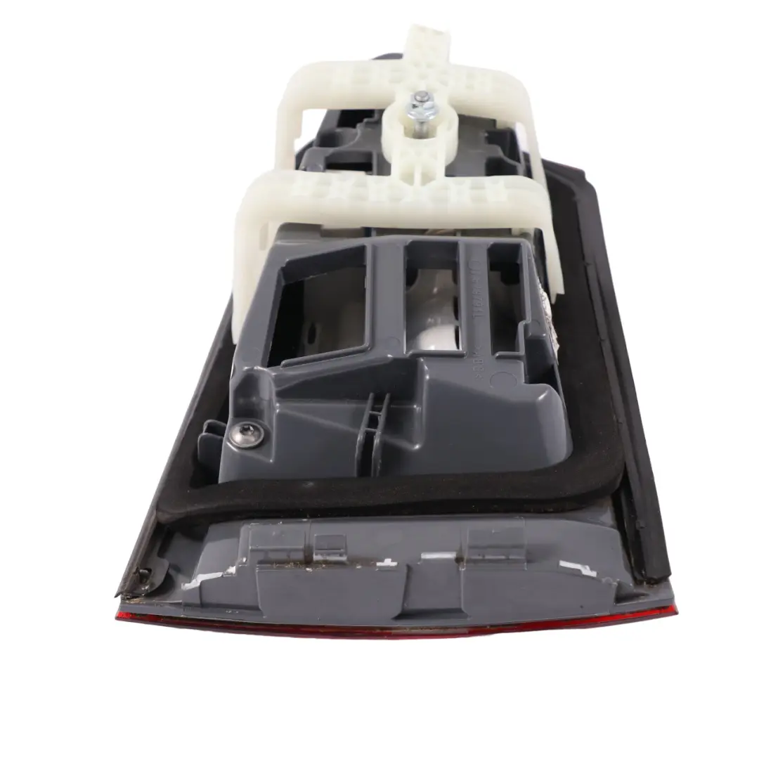 Lampa W Klapę Lewy Tył Lewa Tylna do Mercedes GLC X253 o numerze A2539063100 Mercedes GLC X253 Lampa W Klapę Lewy Tył Lewa Tylna - SKU A2539063100 - Numer Części A2539063100