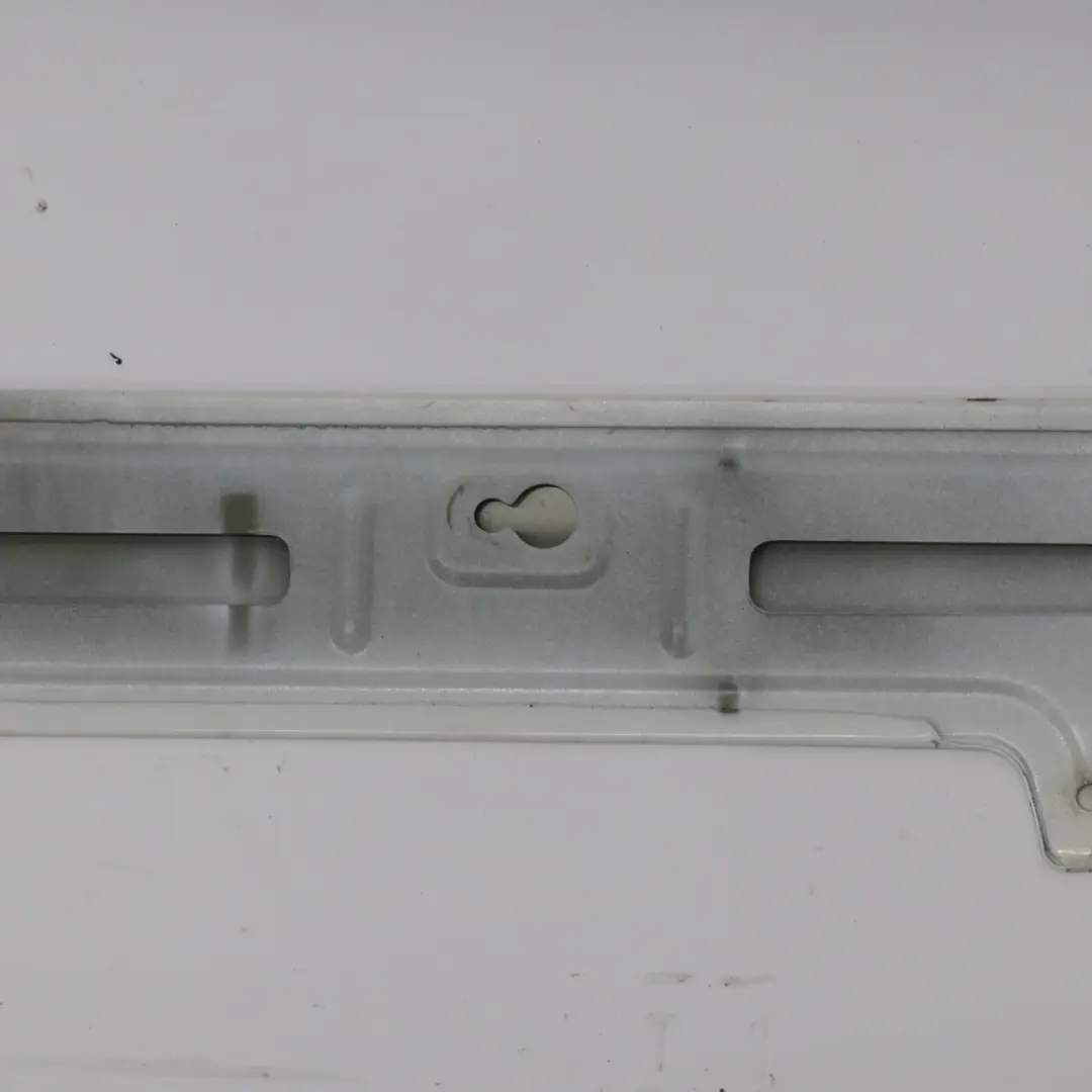 Porta scorrevole destra Striscia copertura guida Bianco Artico per Mercedes W447 con numero di parte A4476900370 Mercedes W447 Porta scorrevole destra Striscia copertura guida Bianco Artico - SKU A4476900370-ARW - Numero di parte A4476900370