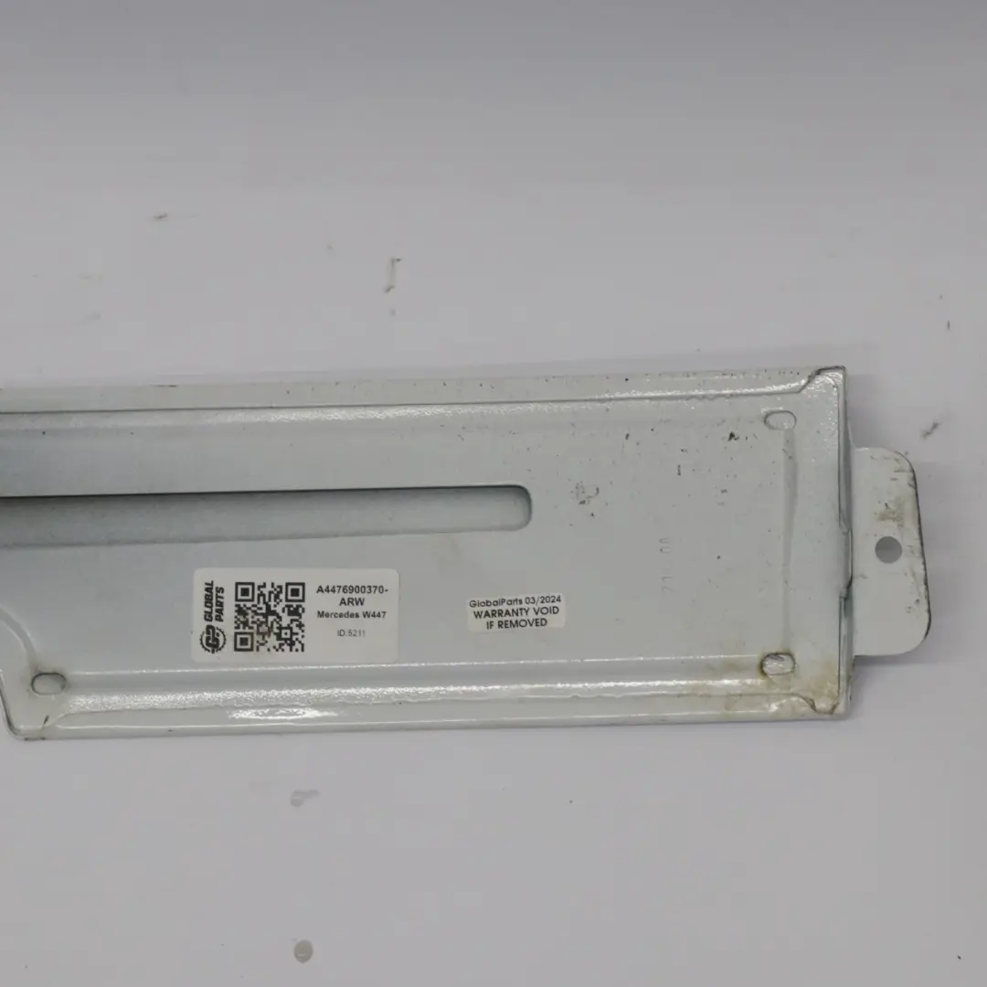 Mercedes W447 Listwa Maskownica Drzwi Przesuwnych Prawa Biała - SKU A4476900370-ARW - Numer Części A4476900370