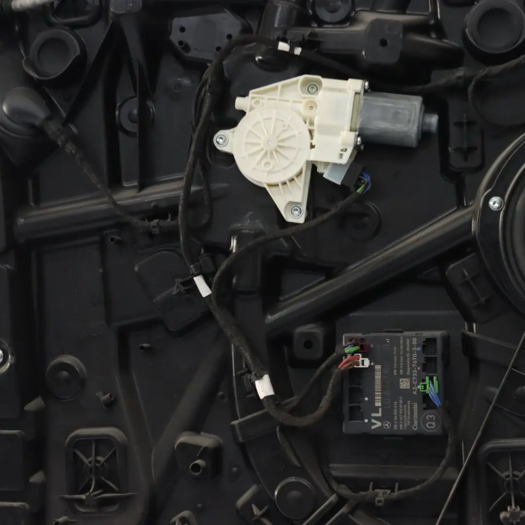 Porta anteriore sinistra Classe V Bianco Artico - 9147 per Mercedes W447 con numero di parte A4477206600 Mercedes W447 Porta anteriore sinistra Classe V Bianco Artico - 9147 - SKU A4477206600-ARW1 - Numero di parte A4477206600