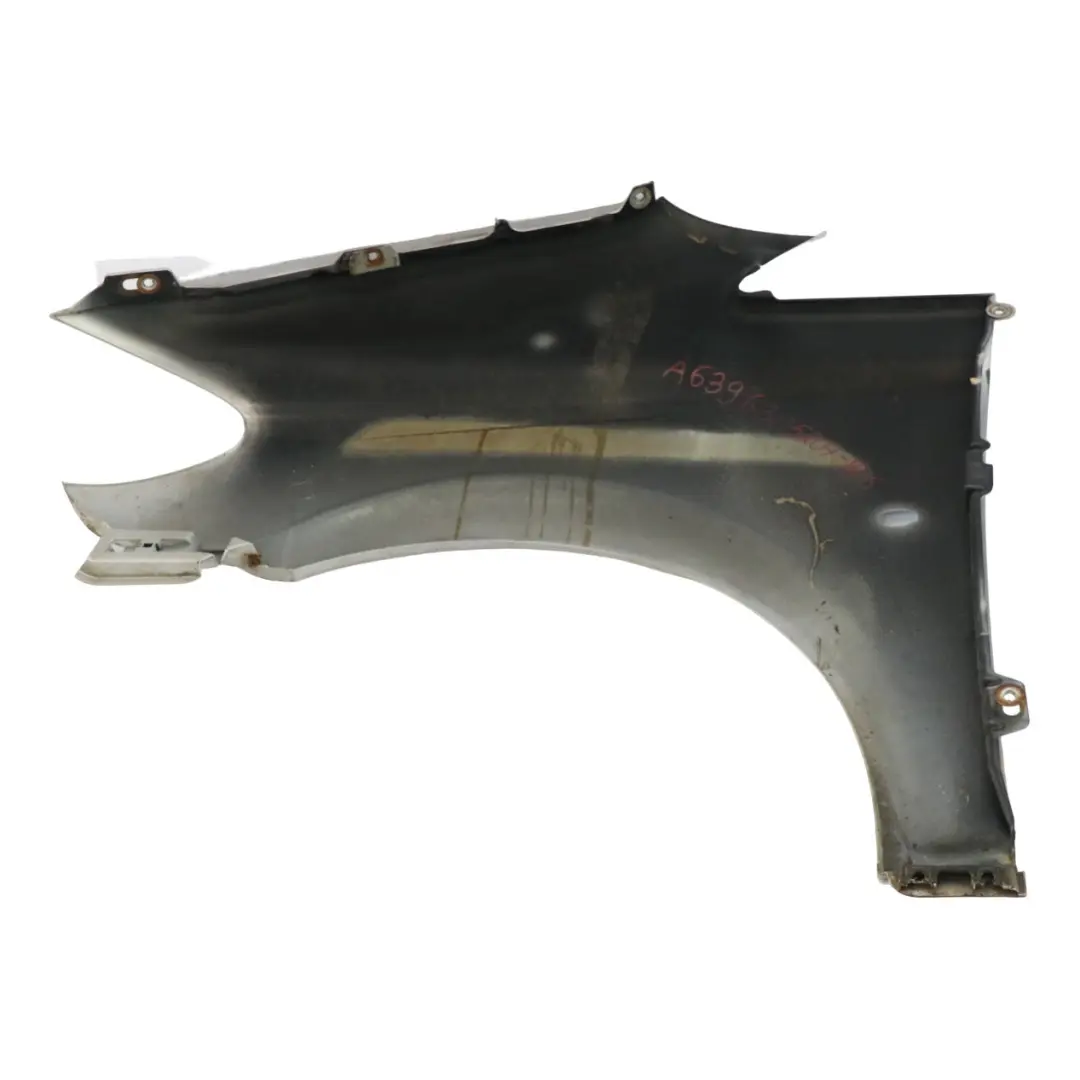 Panel de ala Delantero Derecho Fender Brilliant Silver - 9744 para Mercedes Vito W639 con número de pieza A6396305207 Mercedes Vito W639 Panel de ala Delantero Derecho Fender Brilliant Silver - 9744 - SKU A6396305207-BRS - Número de pieza A6396305207