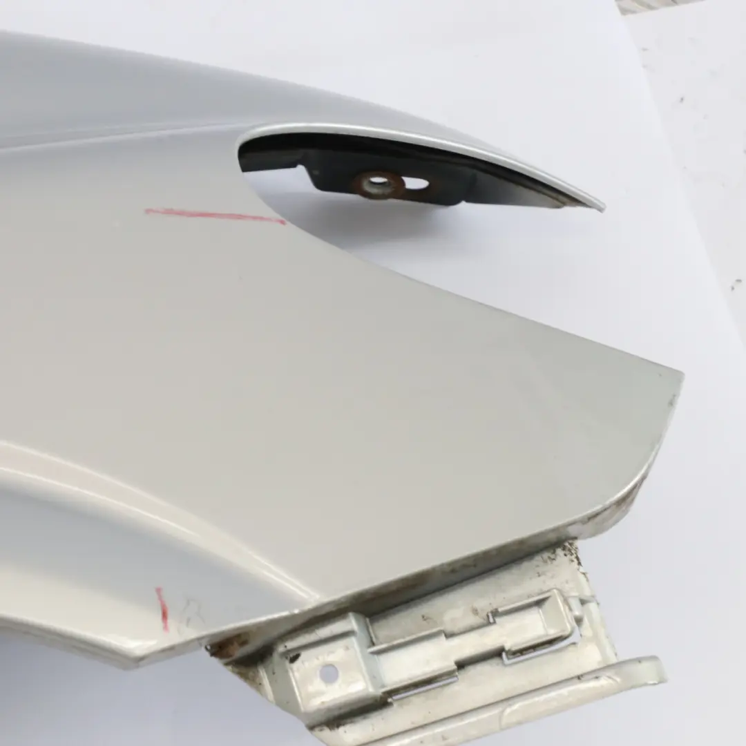 Panel de ala Delantero Derecho Fender Brilliant Silver - 9744 para Mercedes Vito W639 con número de pieza A6396305207 Mercedes Vito W639 Panel de ala Delantero Derecho Fender Brilliant Silver - 9744 - SKU A6396305207-BRS - Número de pieza A6396305207