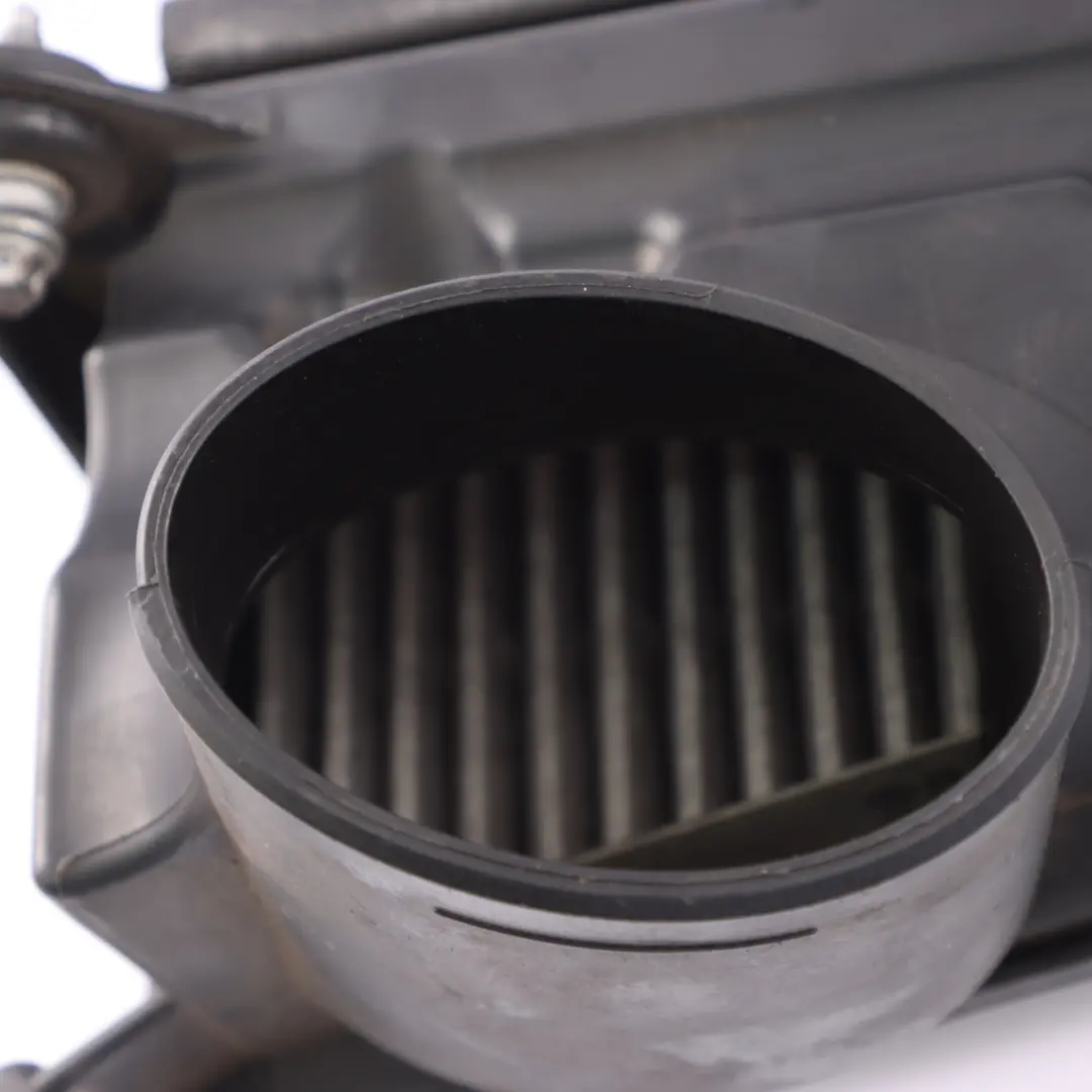 OM642 Alloggiamento filtro aria destra per Air Box Mercedes W204 Diesel con numero di parte A6420901601 Air Box Mercedes W204 Diesel OM642 Alloggiamento filtro aria destra - SKU A6420940204 - Numero di parte A6420901601