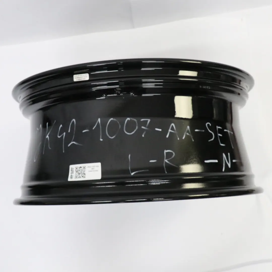 Nero Set completo 4x Cerchi in lega 20" 8,5J ET:47 per Range Rover con numero di parte JK62-1007-AA Range Rover Nero Set completo 4x Cerchi in lega 20" 8,5J ET:47 - SKU JK62-1007-AA-SET - Numero di parte JK62-1007-AA