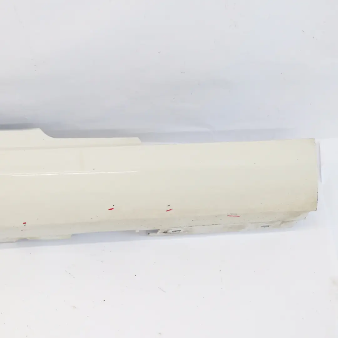 Gonna laterale M Sport Sill Strip destra Alpinweiss Alpine White 300 per BMW E92 E93 con numero di parte 0036124 BMW E92 E93 Gonna laterale M Sport Sill Strip destra Alpinweiss Alpine White 300 - SKU 0036124-AW1 - Numero di parte 0036124