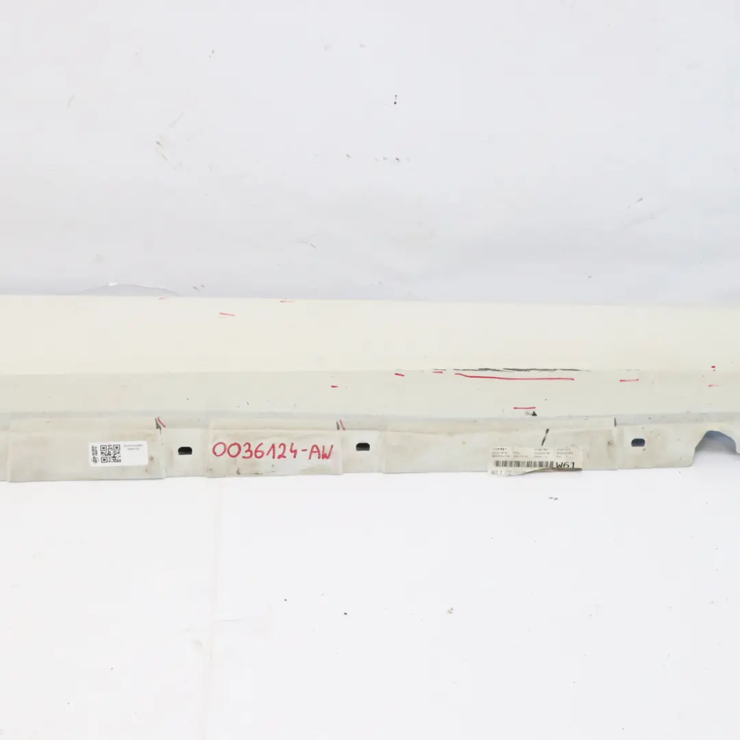 Gonna laterale M Sport Sill Strip destra Alpinweiss Alpine White 300 per BMW E92 E93 con numero di parte 0036124 BMW E92 E93 Gonna laterale M Sport Sill Strip destra Alpinweiss Alpine White 300 - SKU 0036124-AW1 - Numero di parte 0036124